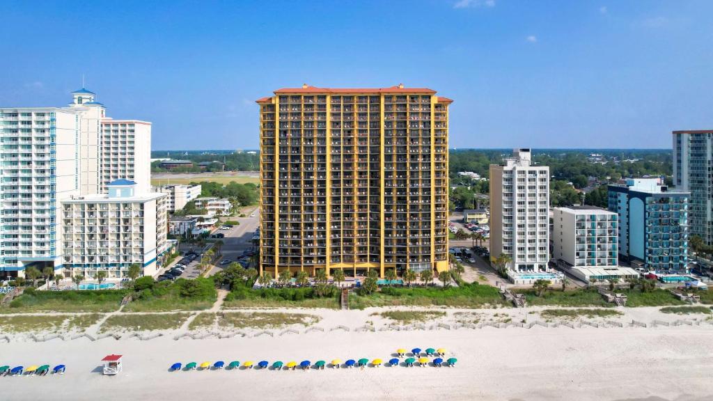 eine Luftansicht einer Stadt mit hohen Gebäuden in der Unterkunft Hilton Grand Vacations Club Anderson Ocean Myrtle Beach in Myrtle Beach