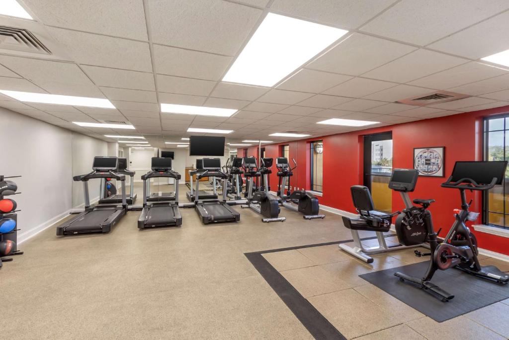 ein Fitnessstudio mit Laufbändern und Cardiogeräten in einem Raum in der Unterkunft Hilton Grand Vacations Club Anderson Ocean Myrtle Beach in Myrtle Beach
