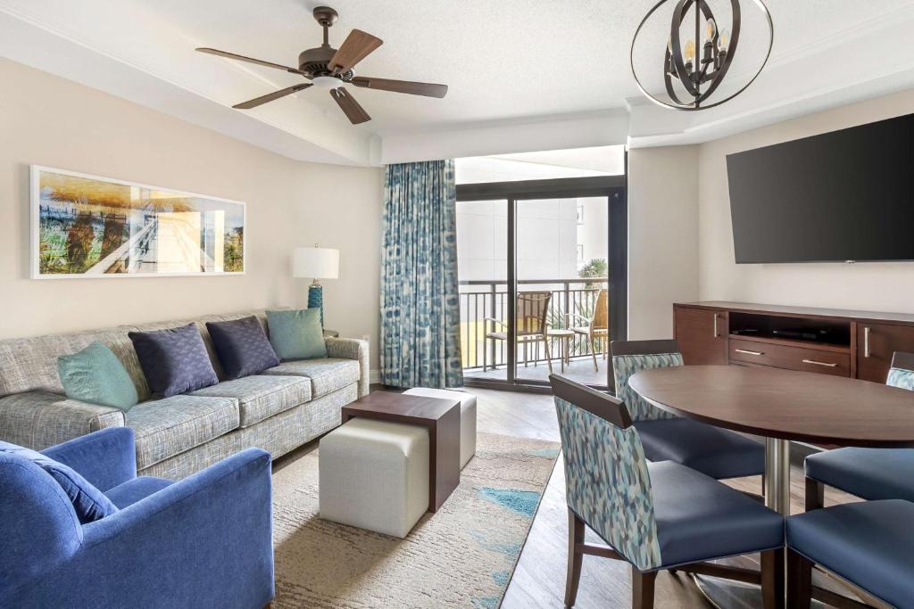 Ein Sitzbereich in der Unterkunft Hilton Grand Vacations Club Anderson Ocean Myrtle Beach