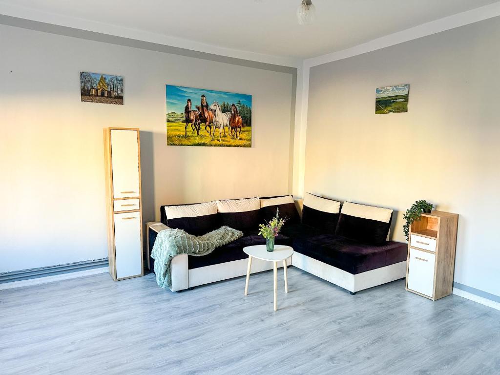 a living room with a couch and a table at Apartament Górna in Gołdap