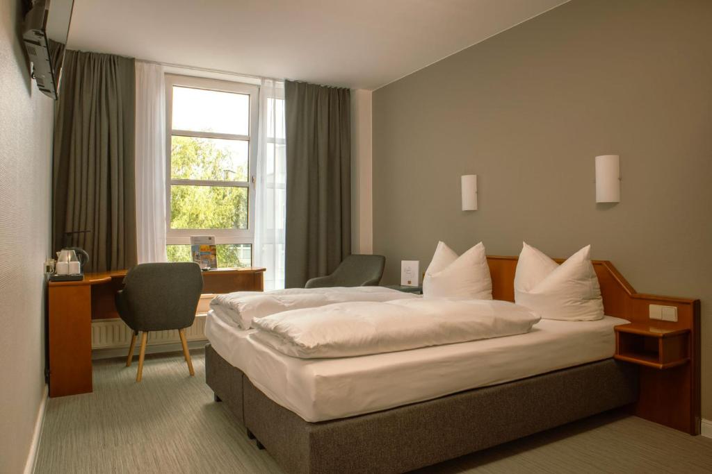 Postel nebo postele na pokoji v ubytování SensCity Hotel Berlin Spandau