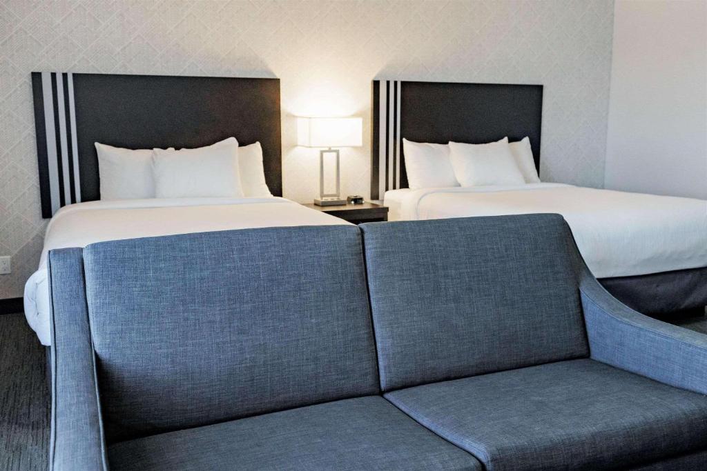 Postel nebo postele na pokoji v ubytování Park Inn by Radisson Edmonton Airport