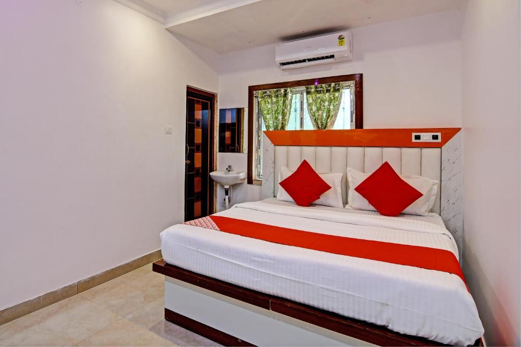 Postel nebo postele na pokoji v ubytování Hotel O Golden Palace