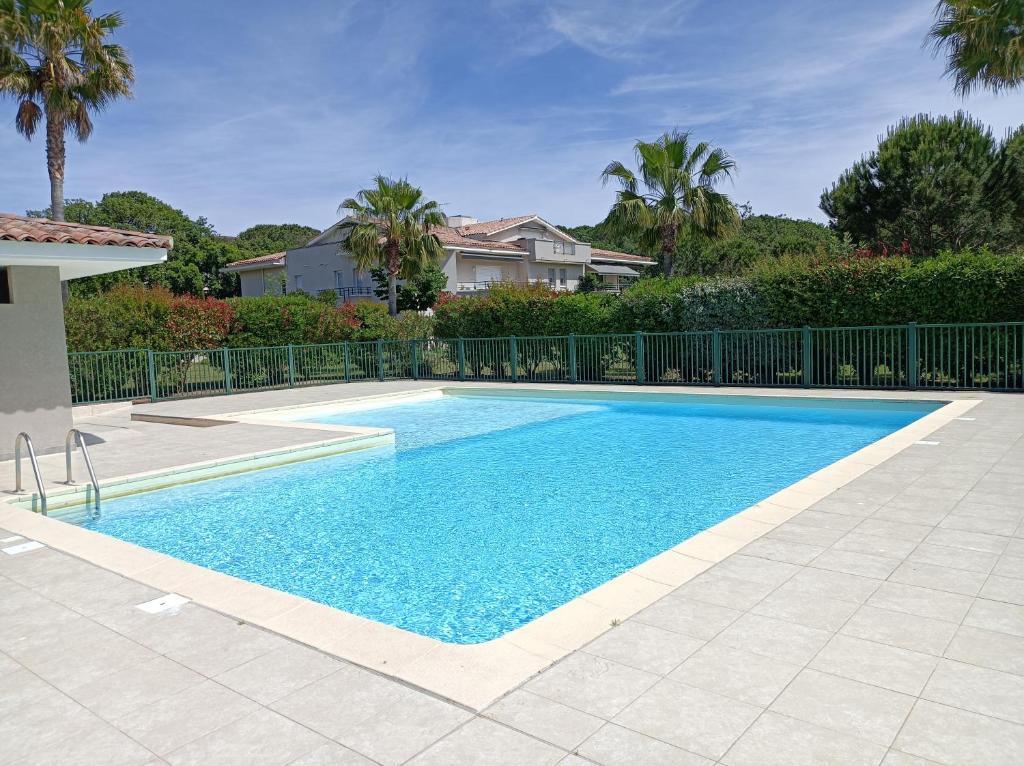 une piscine avec de l'eau bleue dans une cour dans l'établissement Havre de paix, à Fréjus