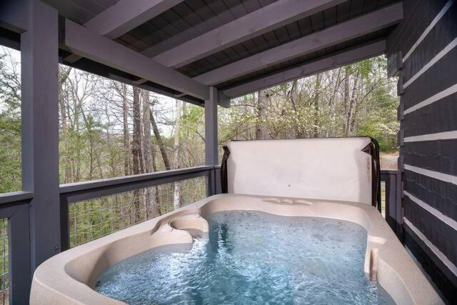 Swimmingpoolen hos eller tæt på Peaceful Escape by Stony Brook Cabins