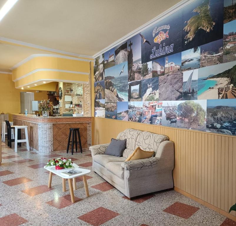 ブエウにあるApartamentos Pensión Lubinaのソファとバーのあるリビングルーム