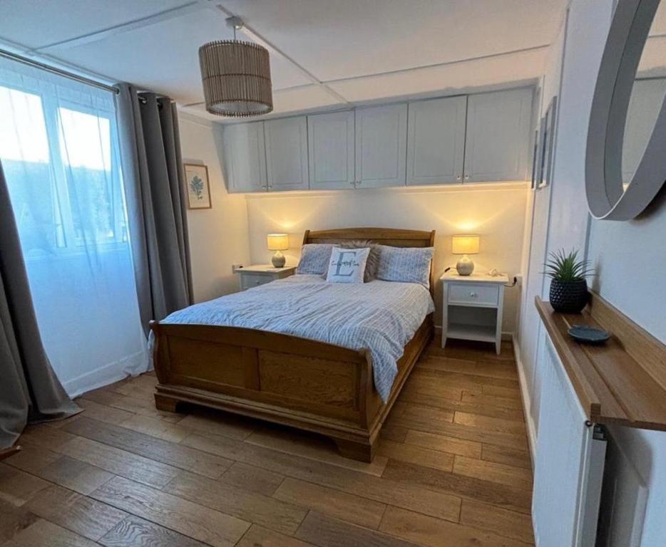 En eller flere senge i et værelse på Dog friendly cottage 2 mins to beach with hot tub and Zappi EV