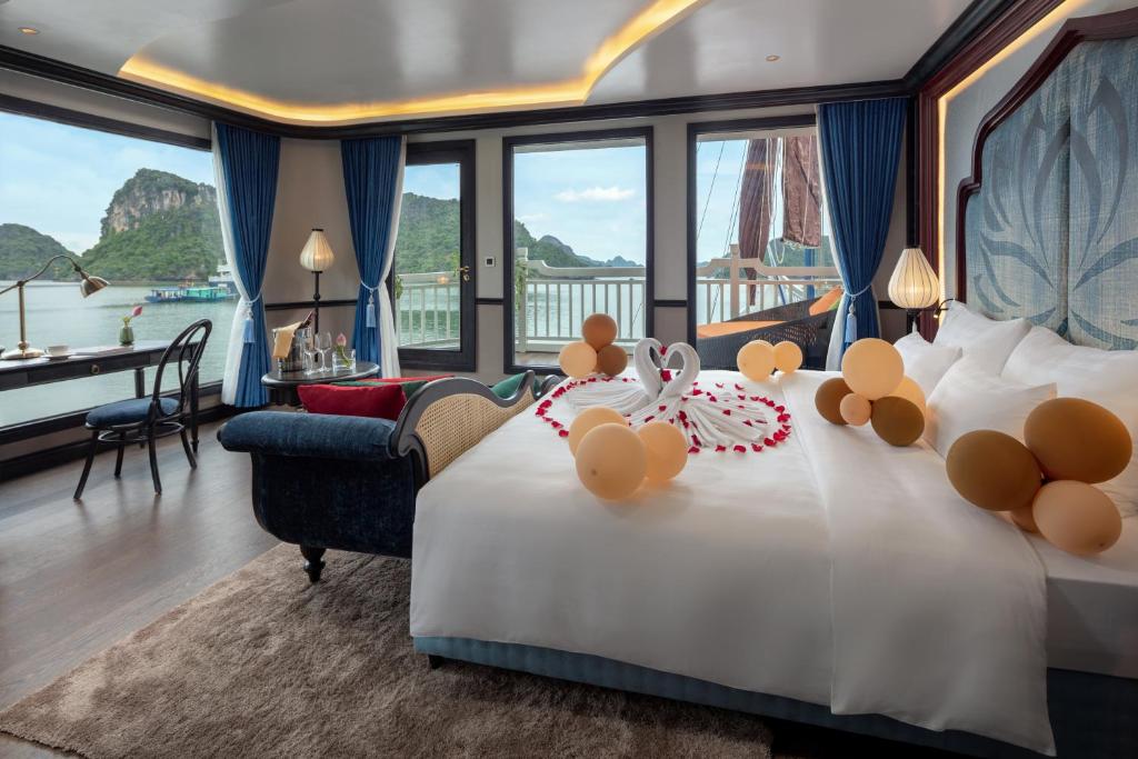 Postel nebo postele na pokoji v ubytování Hanoi Win Hotel & Travel