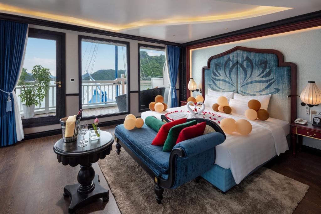 Postel nebo postele na pokoji v ubytování Hanoi Win Hotel & Travel