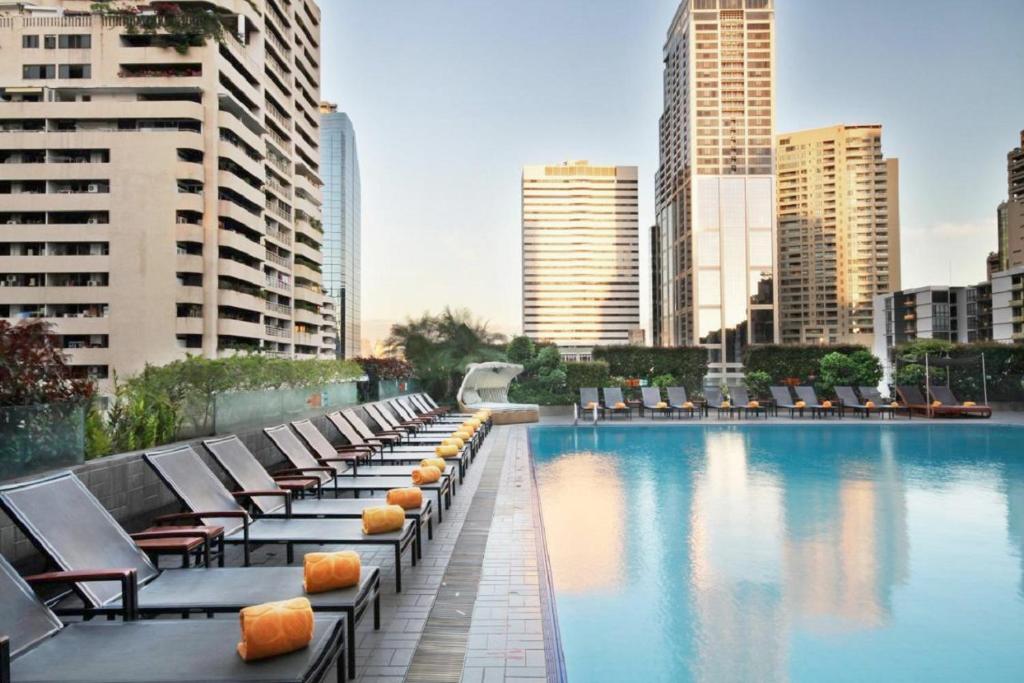 Bazén v ubytování Rembrandt Hotel Bangkok nebo v jeho okolí