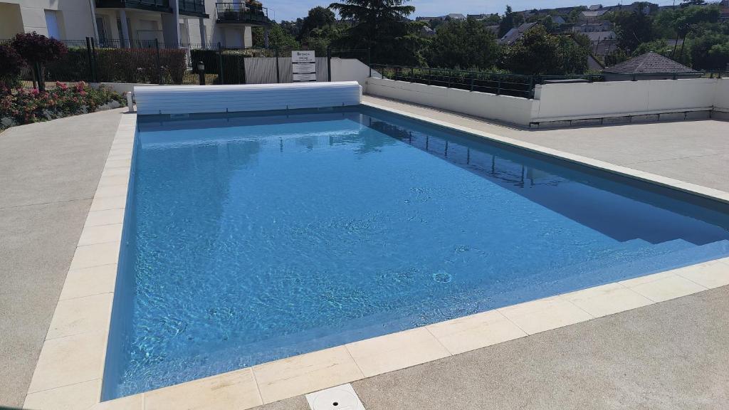duży niebieski basen na dachu budynku w obiekcie Appartement Leonard de Vinci w mieście Montlouis-sur-Loire
