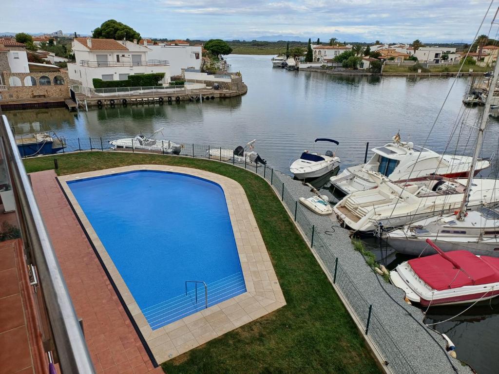 una grande piscina accanto a un porto turistico con barche di NIDO 210 Garbí a Roses