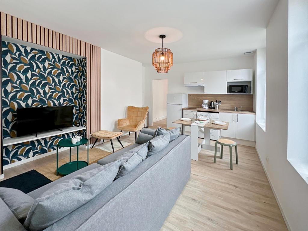 un salon avec un canapé et une cuisine dans l'établissement Élégance en Centre-Ville - 336, à Rouen