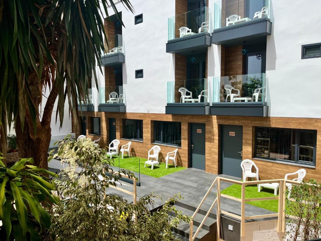 a view of the front of the building at New "Villa Albero" Boutique in Torremolinos
