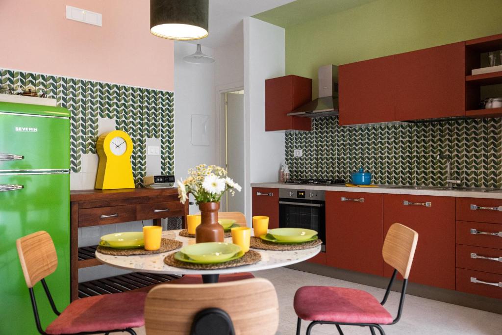 Una cocina con una mesa con platos encima. en FRESHWATER PIRATES, en Gaeta