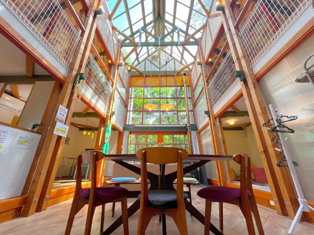 einen Tisch und Stühle in einem Zimmer mit Glasdecke in der Unterkunft S-villa Nasu Candy in Nasu