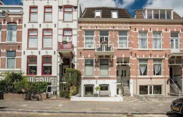 un gran edificio de ladrillo con escaleras delante en Herenhuis aan Zeezicht, en Vlissingen