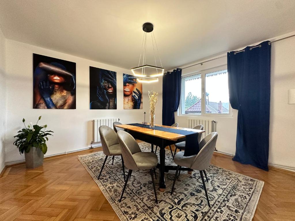 a dining room with a table and chairs at Prater House Mountain View in Moieciu de Jos