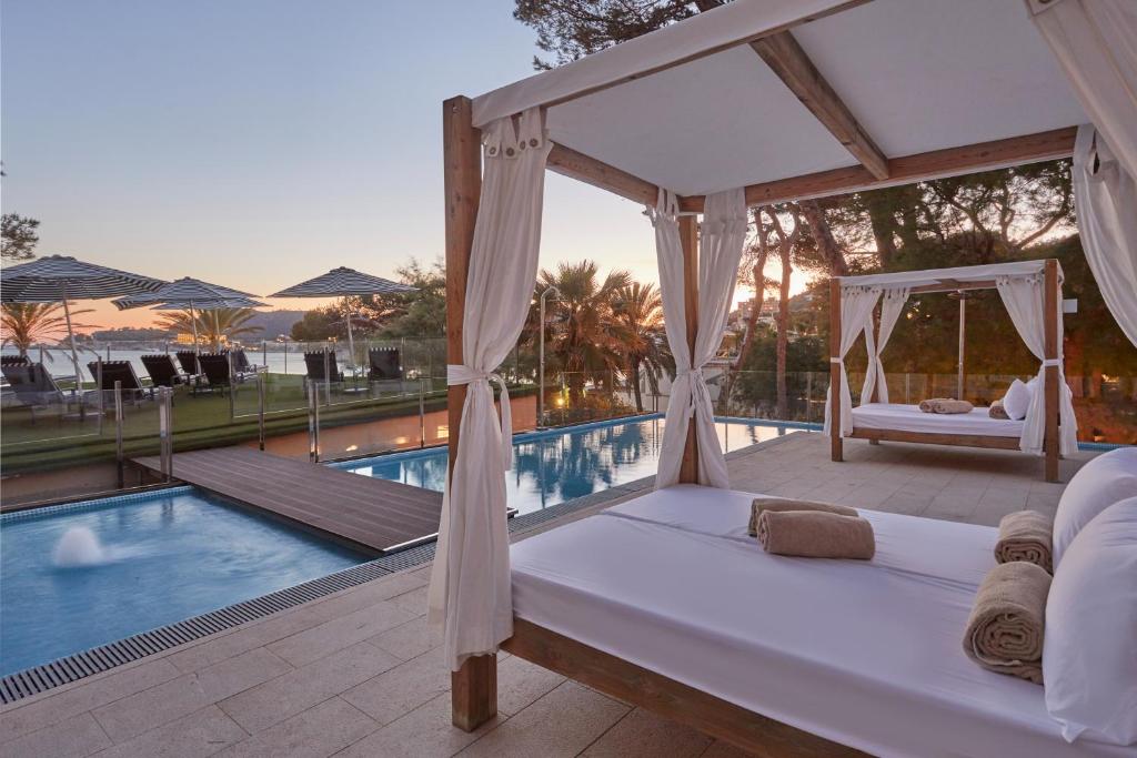 Bazén v ubytování Secrets Mallorca Villamil Resort & Spa - Adults Only (+18) nebo v jeho okolí