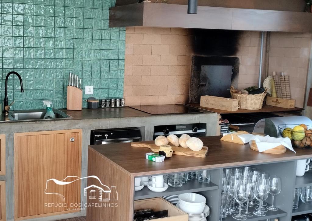 Kuchyň nebo kuchyňský kout v ubytování Refúgio dos Capelinhos - Villa e Suites