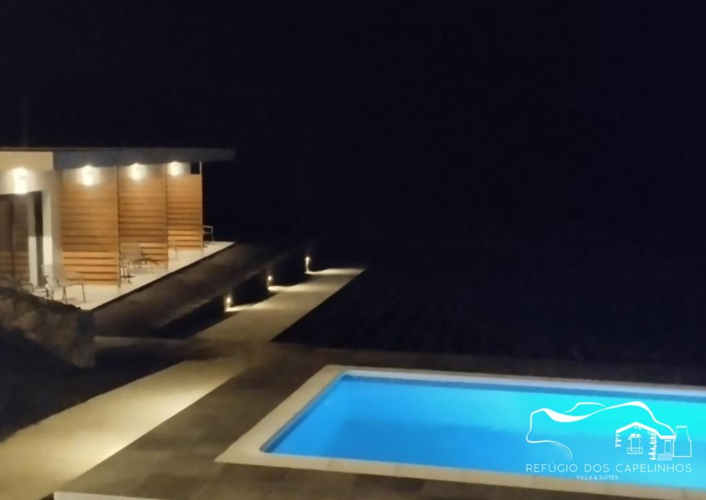 Bazén v ubytování Refúgio dos Capelinhos - Villa e Suites nebo v jeho okolí