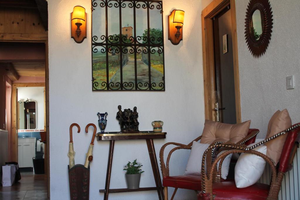 Habitación con silla y espejo en la pared. en Casa Rural Abuela Simona, en Vega de Santa María