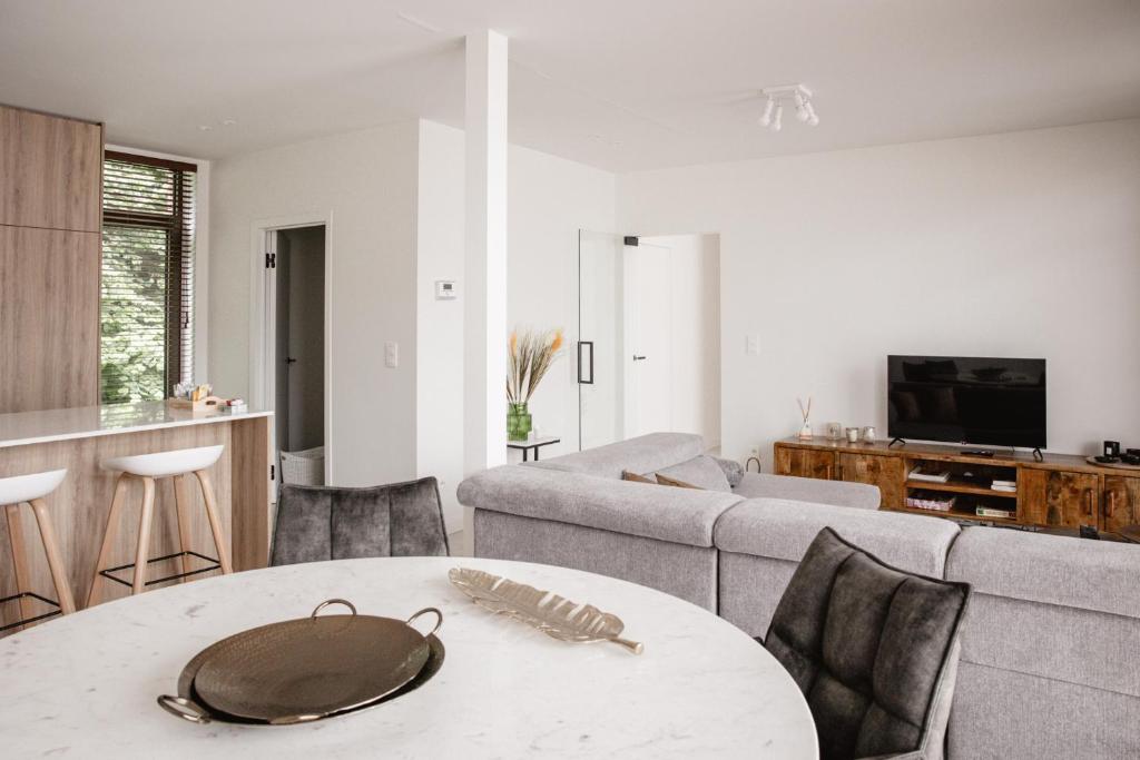 TV a/nebo společenská místnost v ubytování Brand New Apartment Sint-niklaas