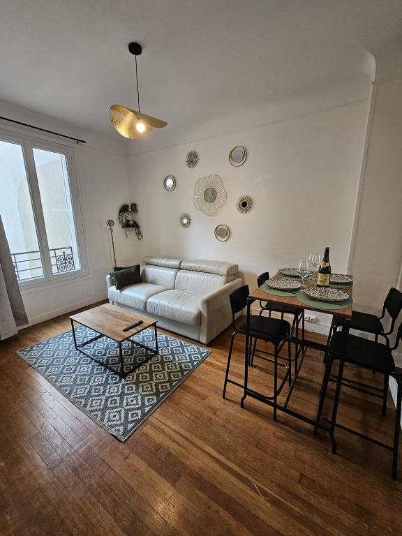 un salon avec un canapé blanc et une table dans l'établissement Beautiful 1 Bedroom Flat in Paris 17th, à Paris