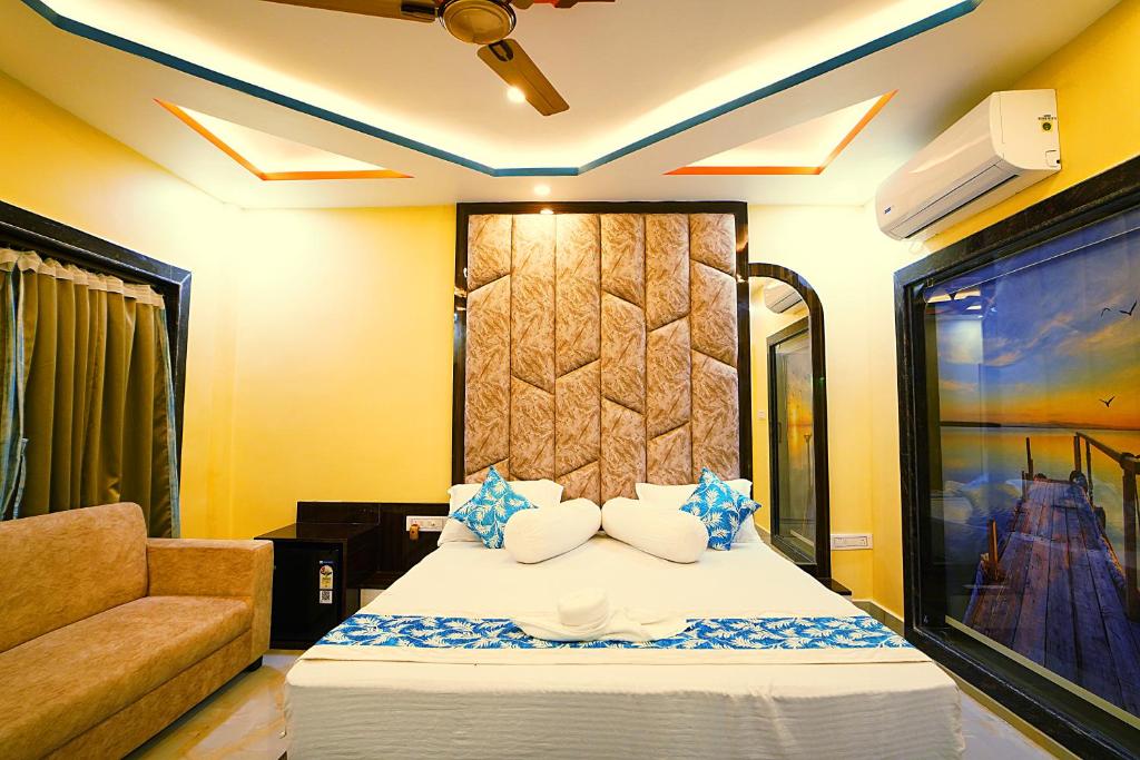 Postel nebo postele na pokoji v ubytování Goa Beach Resort ON Beach