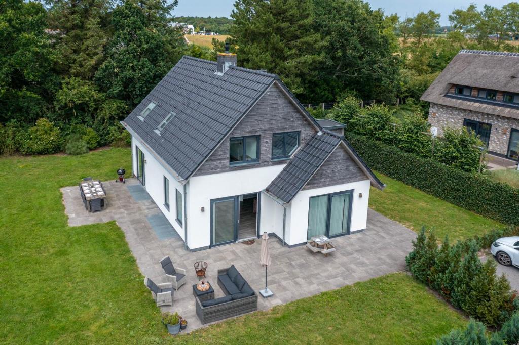 an aerial view of a white house with a patio at Hoogelandt 106F in De Koog