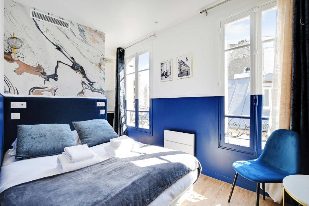 - une chambre bleue avec un lit et une chaise bleue dans l'établissement Studio Cosy for 2P with A-C - Near Montmartre, à Paris