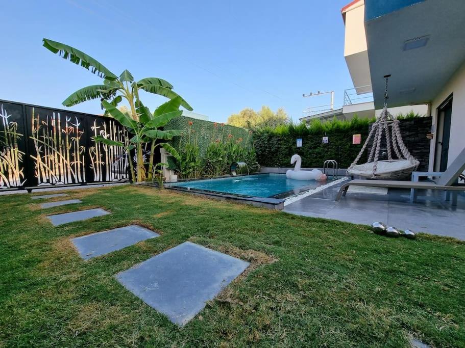 Bazén v ubytování Villa Oyster Park Isıtmalı Yıldız Efektli Çocuk Havuzlu Villa nebo v jeho okolí