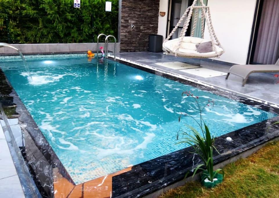Bazén v ubytování Villa Oyster Park Isıtmalı Yıldız Efektli Çocuk Havuzlu Villa nebo v jeho okolí