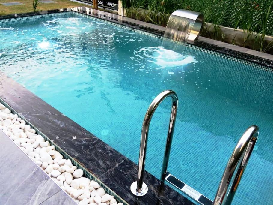 Bazén v ubytování Villa Oyster Park Isıtmalı Yıldız Efektli Çocuk Havuzlu Villa nebo v jeho okolí
