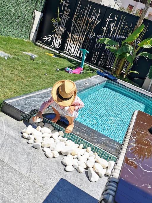 Bazén v ubytování Villa Oyster Park Isıtmalı Yıldız Efektli Çocuk Havuzlu Villa nebo v jeho okolí