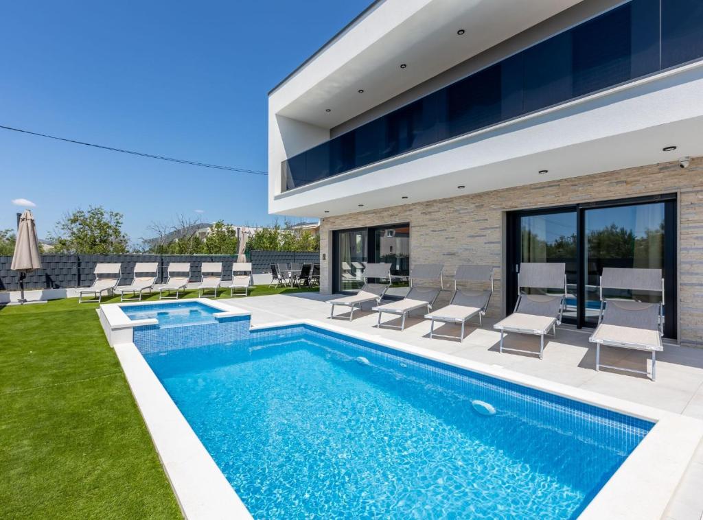 una piscina nel cortile di una casa di Villa Bonce a Kaštela (Castelli)