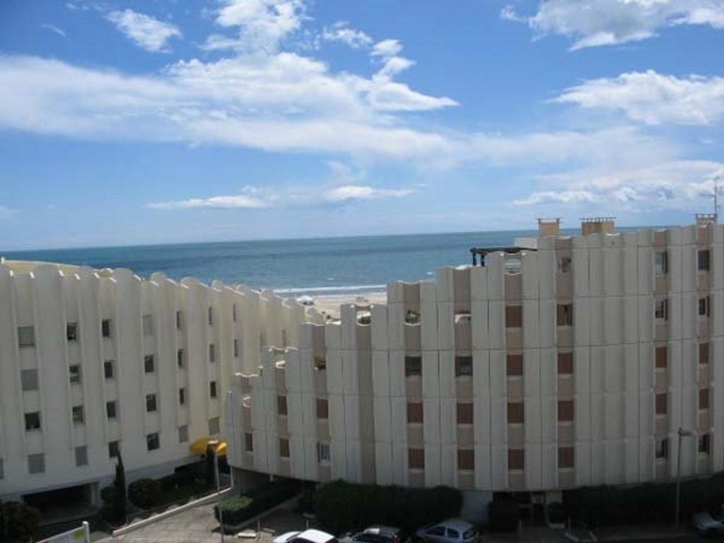 - un grand bâtiment blanc avec vue sur l'océan dans l'établissement Studio Cabine Rénové - Proche Plage et Commerces - FR-1-328-198, à La Grande Motte
