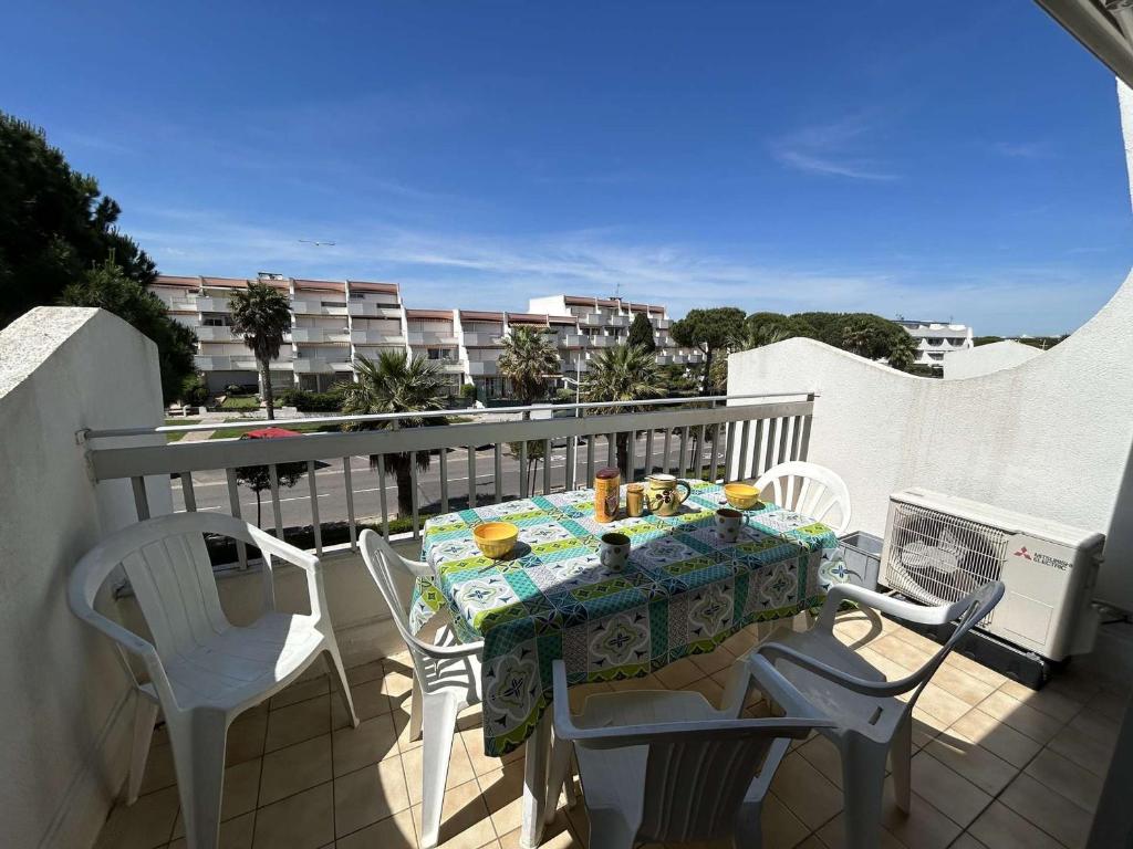 un balcon avec une table et des chaises sur un balcon dans l'établissement Appartement 2 pièces avec climatisation, 2 terrasses et accès direct au port - Le Grau-du-Roi - FR-1-250-96, au Grau-du-Roi