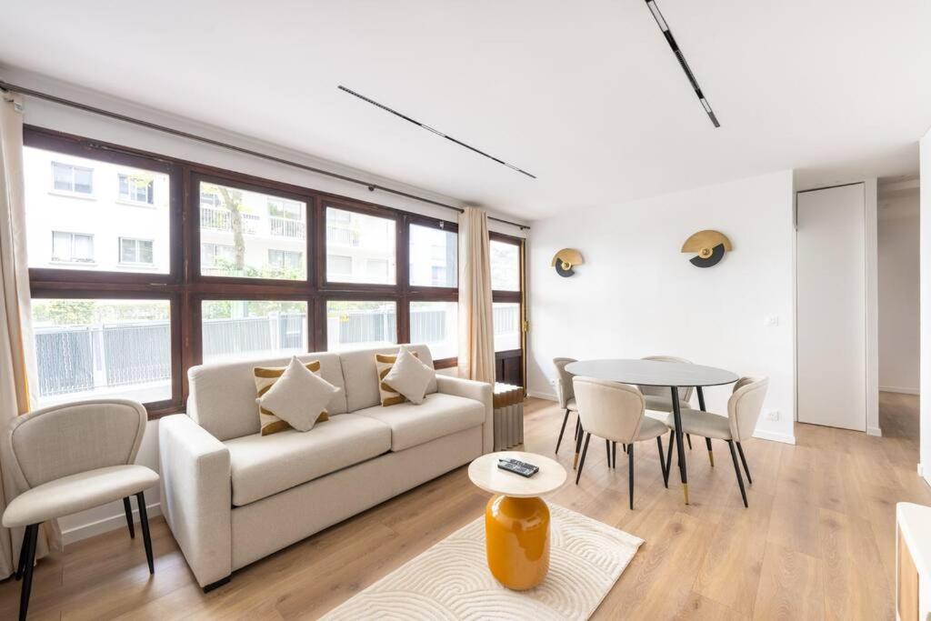 un salon avec un canapé et une table dans l'établissement 6 pers #2 Chambres #2 SDB #Père Lachaise #Paris 20, à Paris