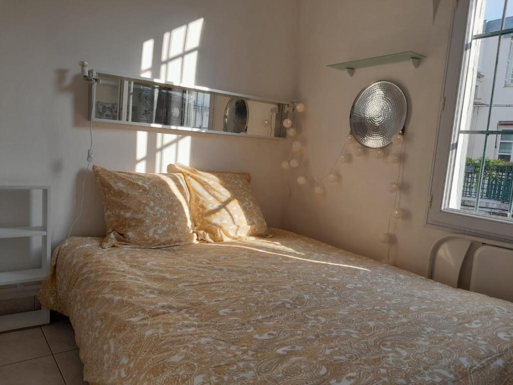 une chambre avec un lit et une fenêtre dans l'établissement Studette équipée près Tour Eiffel -Ecole Militaire, à Paris