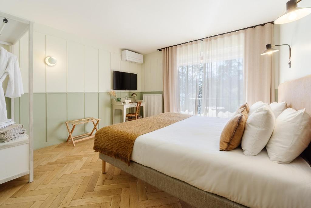Postel nebo postele na pokoji v ubytování Hôtel Le Mouton Bleu