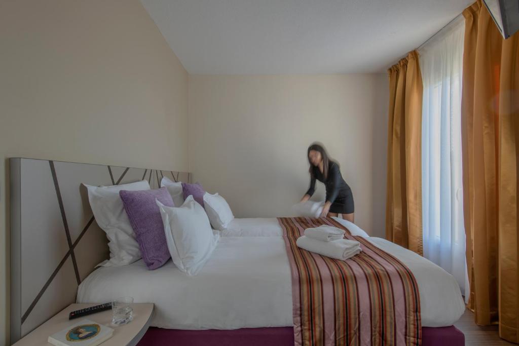Postel nebo postele na pokoji v ubytování Hôtel Arles Plaza