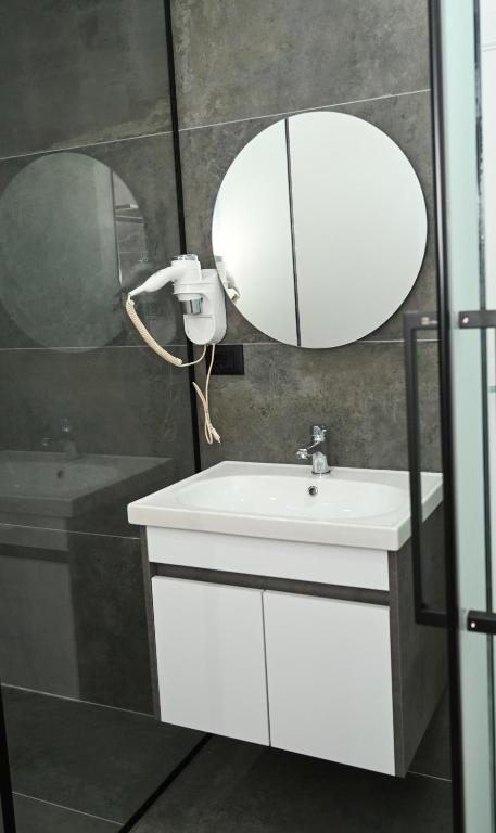 Koupelna v ubytování Apollonia Hotel