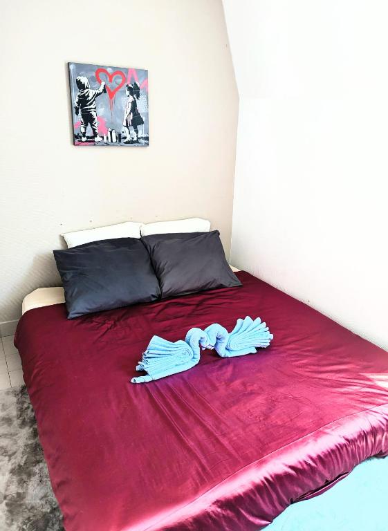 - un lit avec deux gants blancs au-dessus dans l'établissement Chambre tout confort et sympa ! Et nuit calme surtout ! à pied , 5min de la gare ! de la cathédrale ! et des bords de Loire ! localisation top ! MAIS merci de BIEN lire ma présentation personelle, car le site impose la sienne, lire jusqu'à section profil, à Nevers