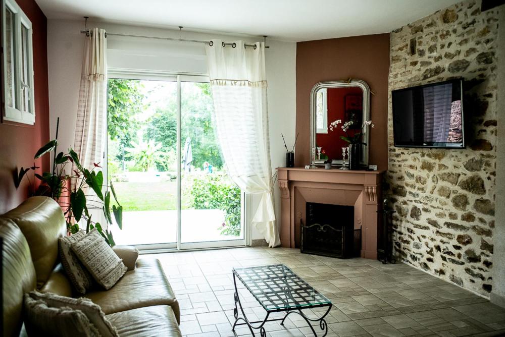 TV a/nebo společenská místnost v ubytování Gîte Les Dalias