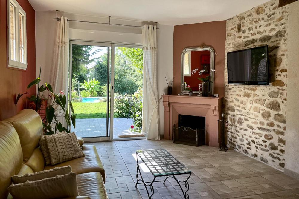TV a/nebo společenská místnost v ubytování Gîte Les Dalias