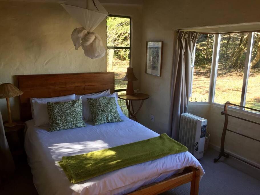 Postel nebo postele na pokoji v ubytování Thornybush, Bridge Cottage