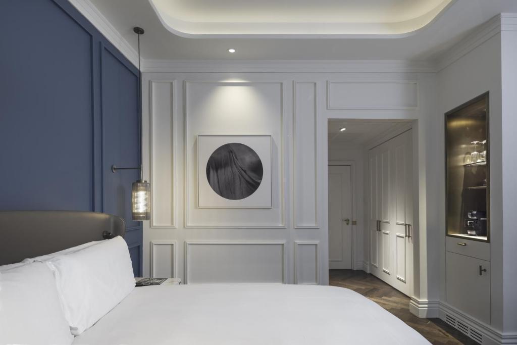 Postel nebo postele na pokoji v ubytování InterContinental Rome Ambasciatori Palace by IHG