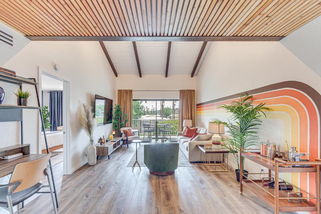 Et opholdsområde på Resort-Style Pools Vibrant Condo in Palm Springs