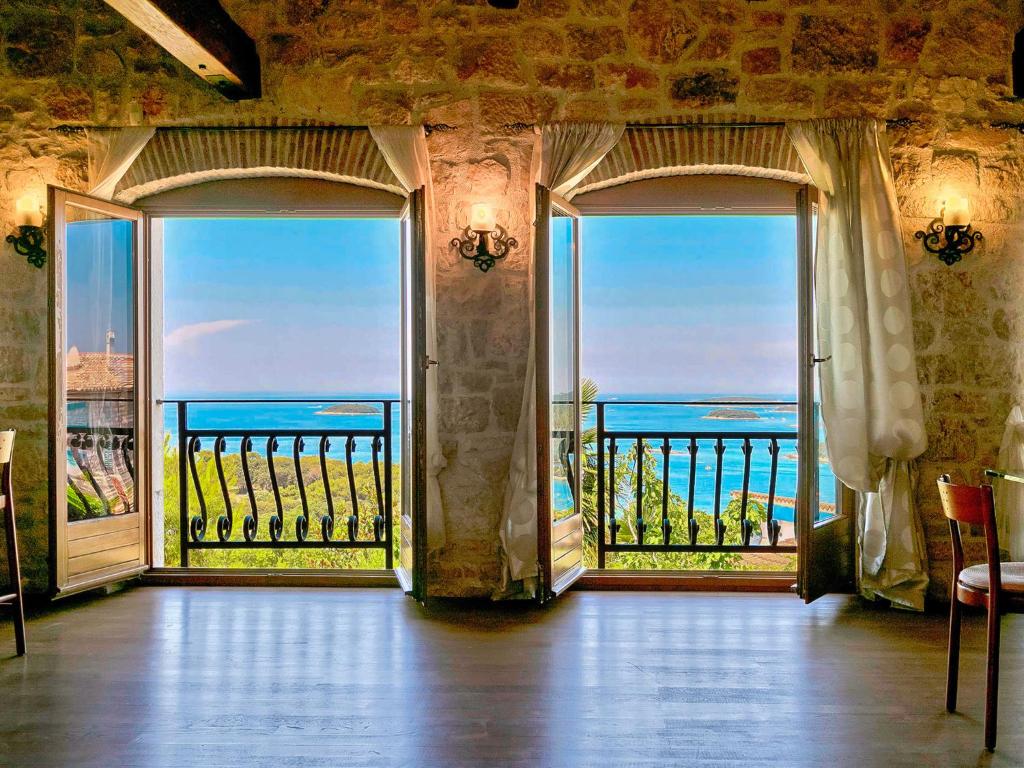 una camera con due grandi finestre con vista sull'oceano di Holiday Home Zollia by Interhome a Vrsar